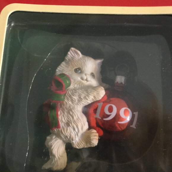 Vintage 1991 Christmas ornament Cat on red ball  in original box - Picture 4 of 4